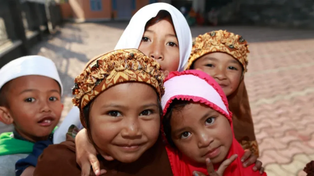 Kita Bisa Berbagi Kesenangan dengan Anak-anak Yatim